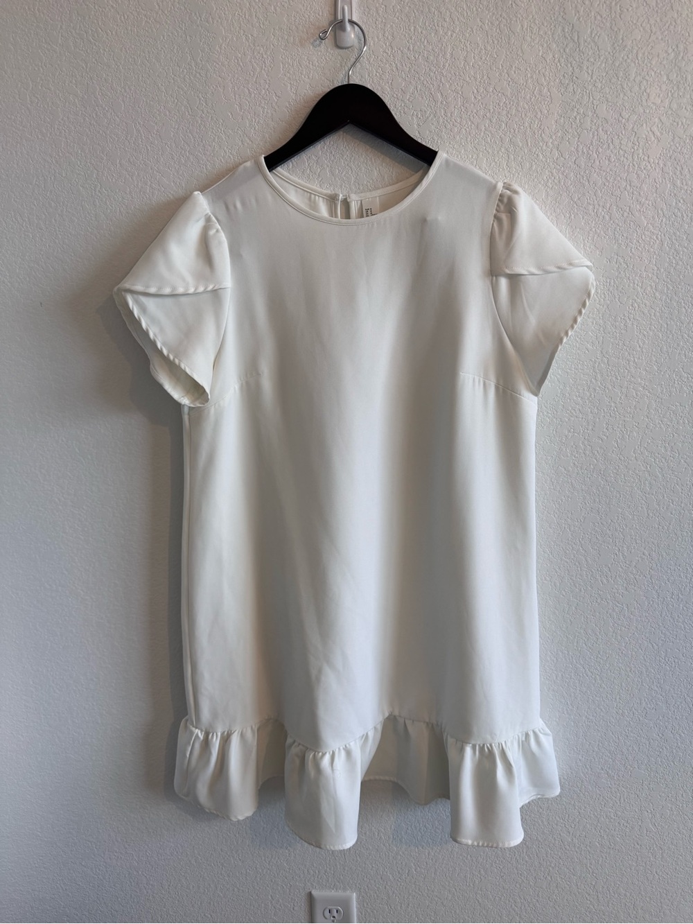 Women’s Cream Ruffle-Hem Short Sleeve Dress Top
